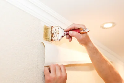 Pose de papier peint à Brèches — revêtements muraux et toiles de verre